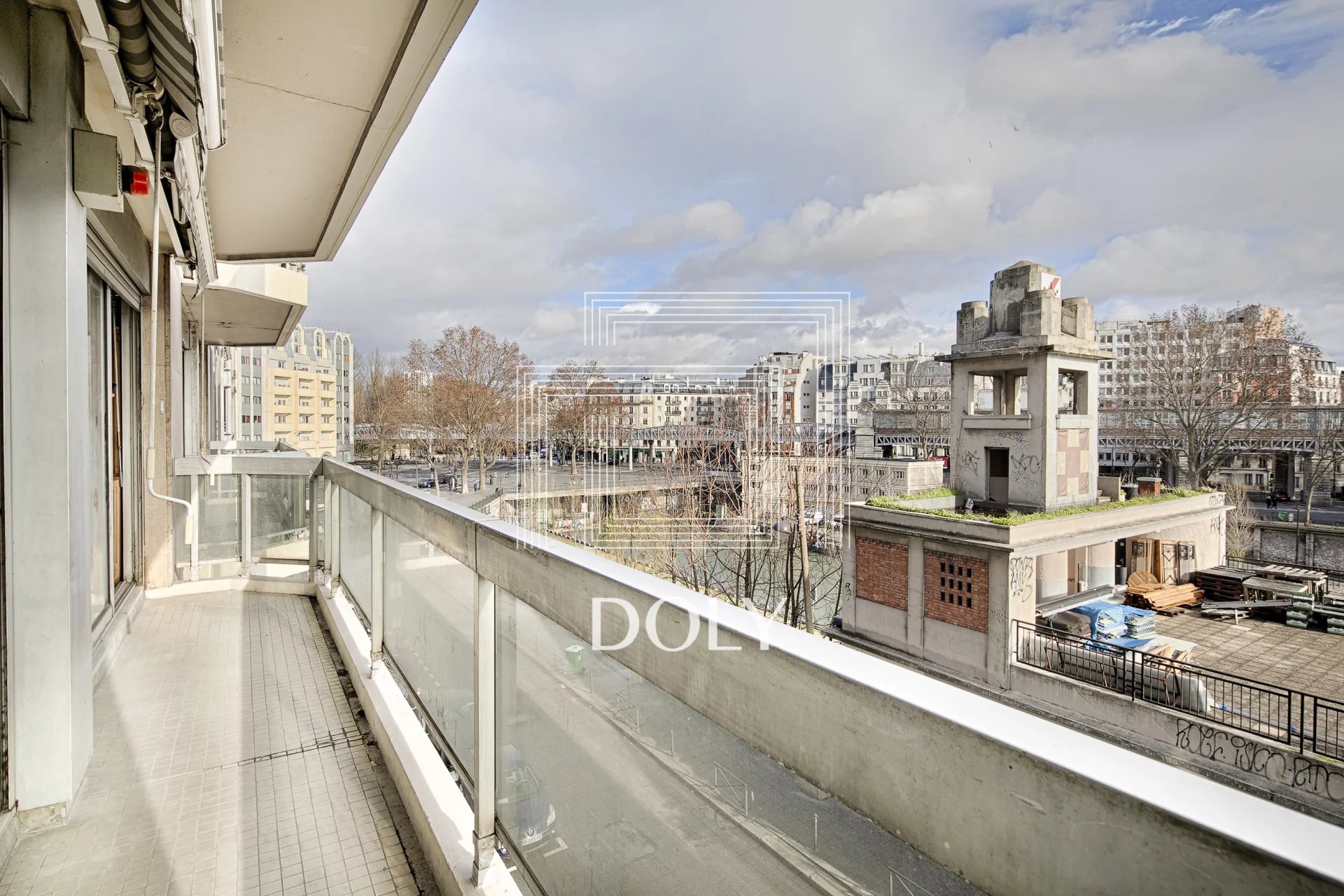 548 / 5,000 Appartement 2 pièces de 43 m² / Quai de Valmy - L'image montre la vue depuis le balcon de l'appartement, offrant une vue imprenable sur le canal Saint-Martin et les toits de Paris.