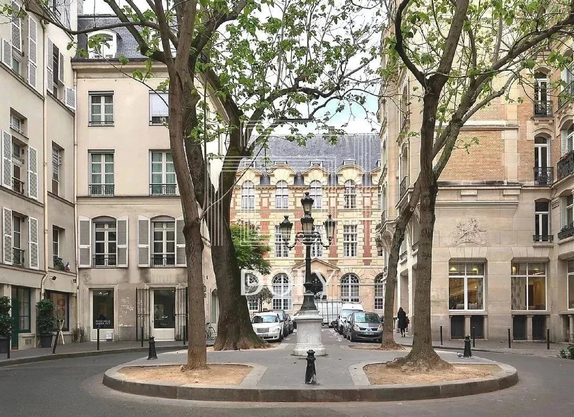 STUDIO // PLACE DE FURSTEMBERG - Vue de l'appartement depuis la façade, un panorama pittoresque mettant en valeur l'architecture traditionnelle haussmannienne.