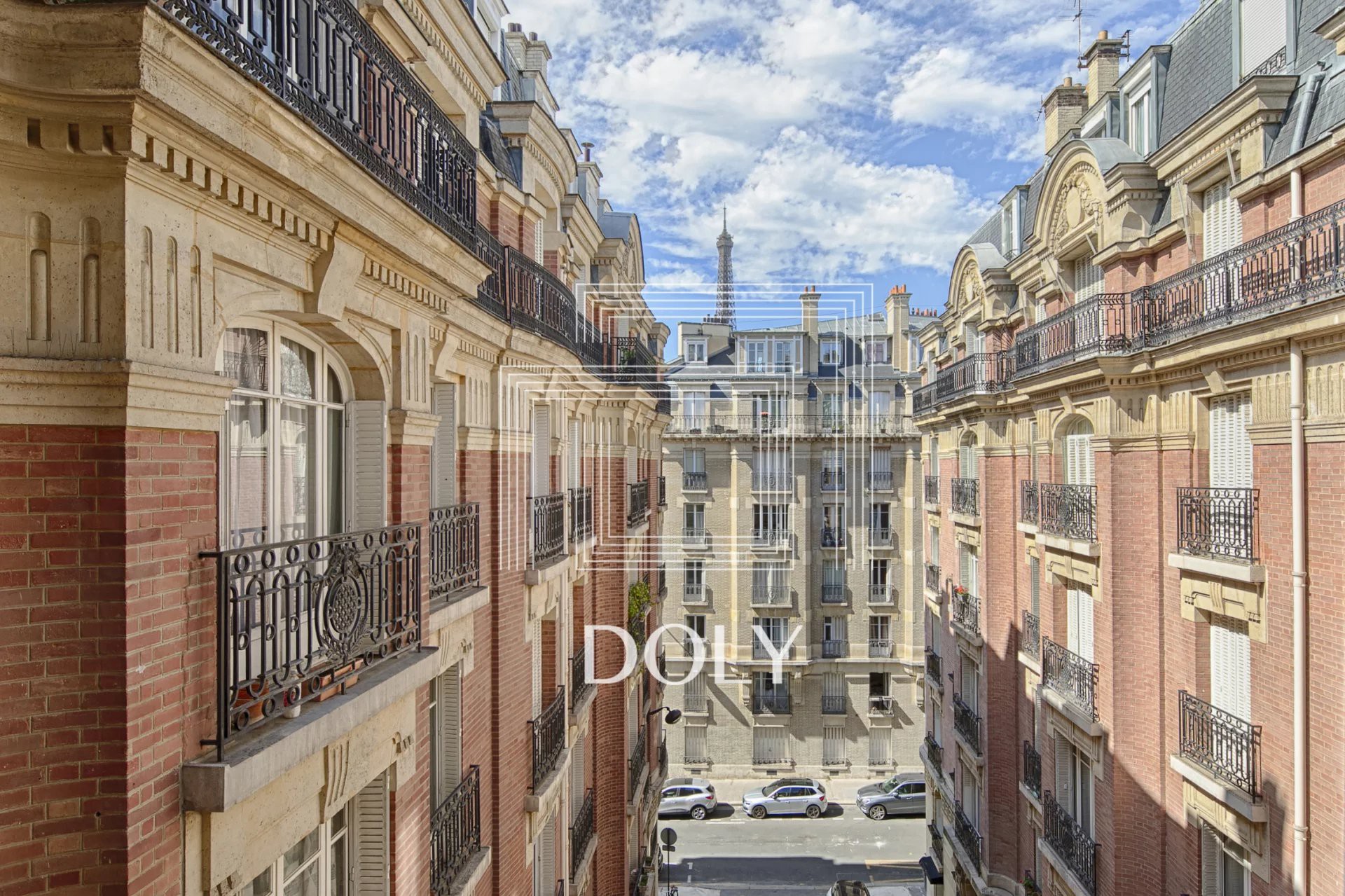 Appartement 2 pièces de 41 m² / Champs-de-Mars - Vue extérieure de l'appartement, révélant l'architecture haussmannienne traditionnelle remarquable.