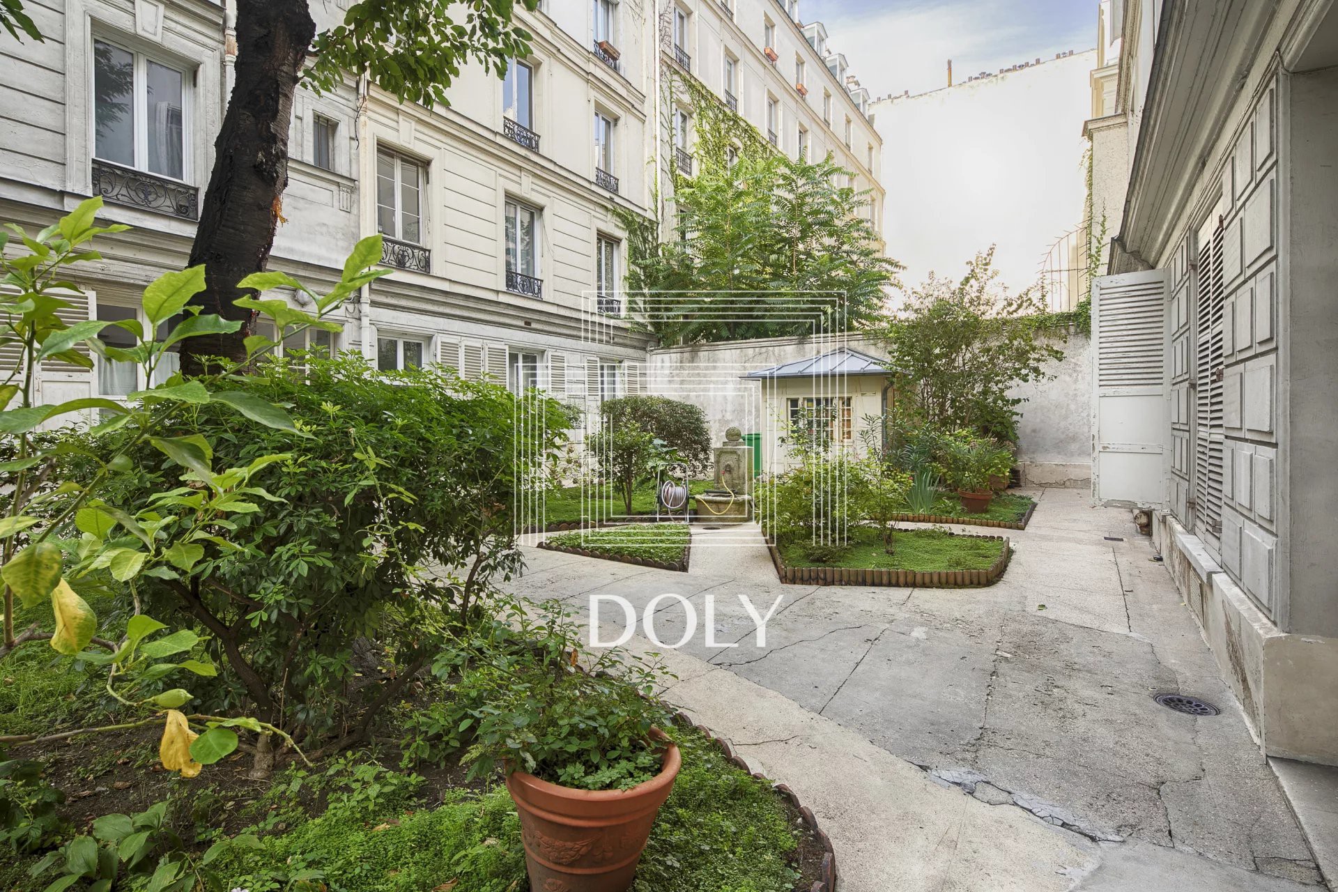 Appartement de standing 5 pièces 117 m² // Rue de Bellefond // Paris IXe - L'image montre la cour juste devant l'appartement, situé au 1er étage.