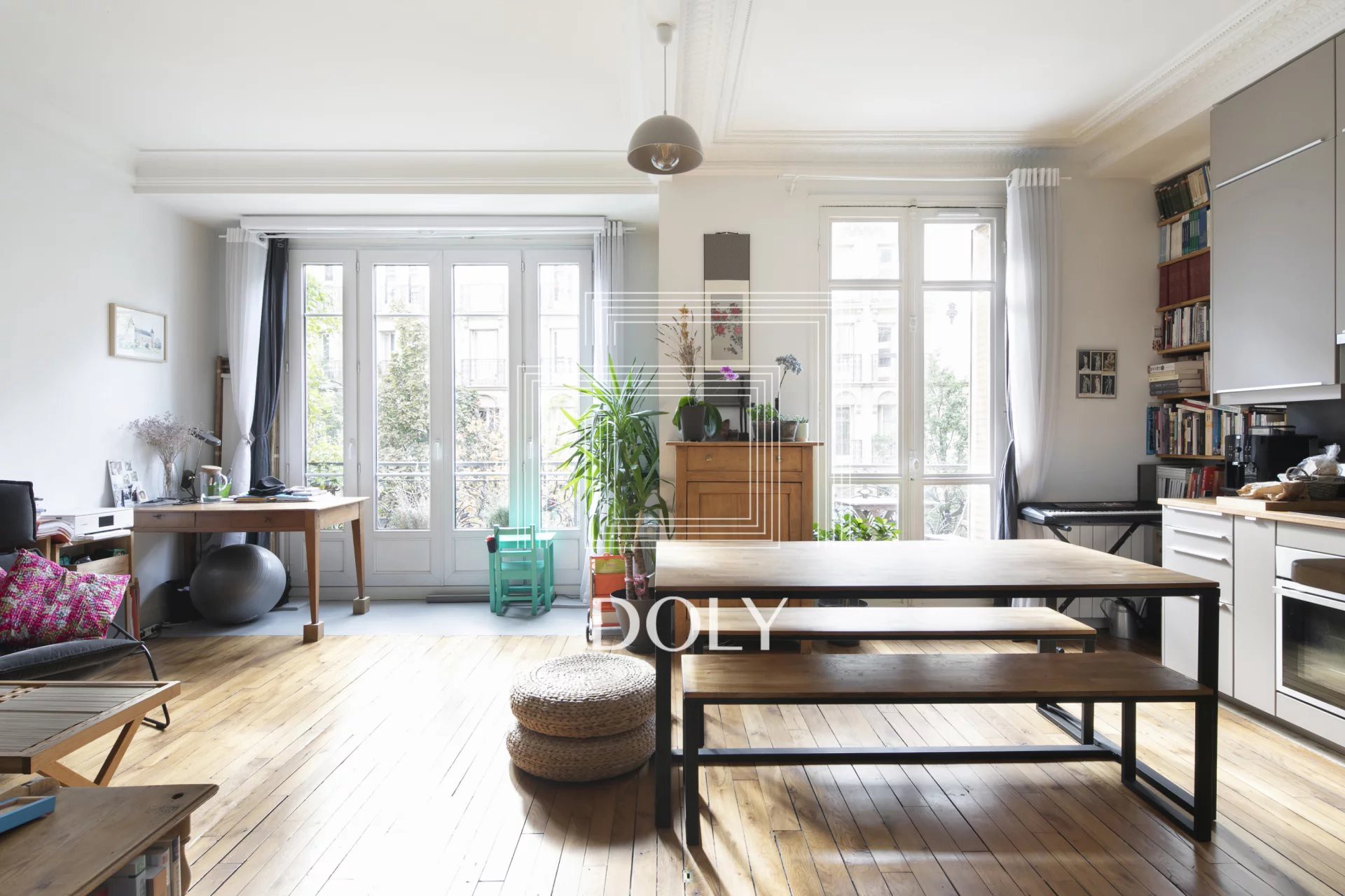 Appartement 3 pièces de 67 m² - L'image montre l'espace de vie de l'appartement, spacieux et meublé, avec un beau parquet. Deux grandes fenêtres laissent entrer la lumière naturelle.