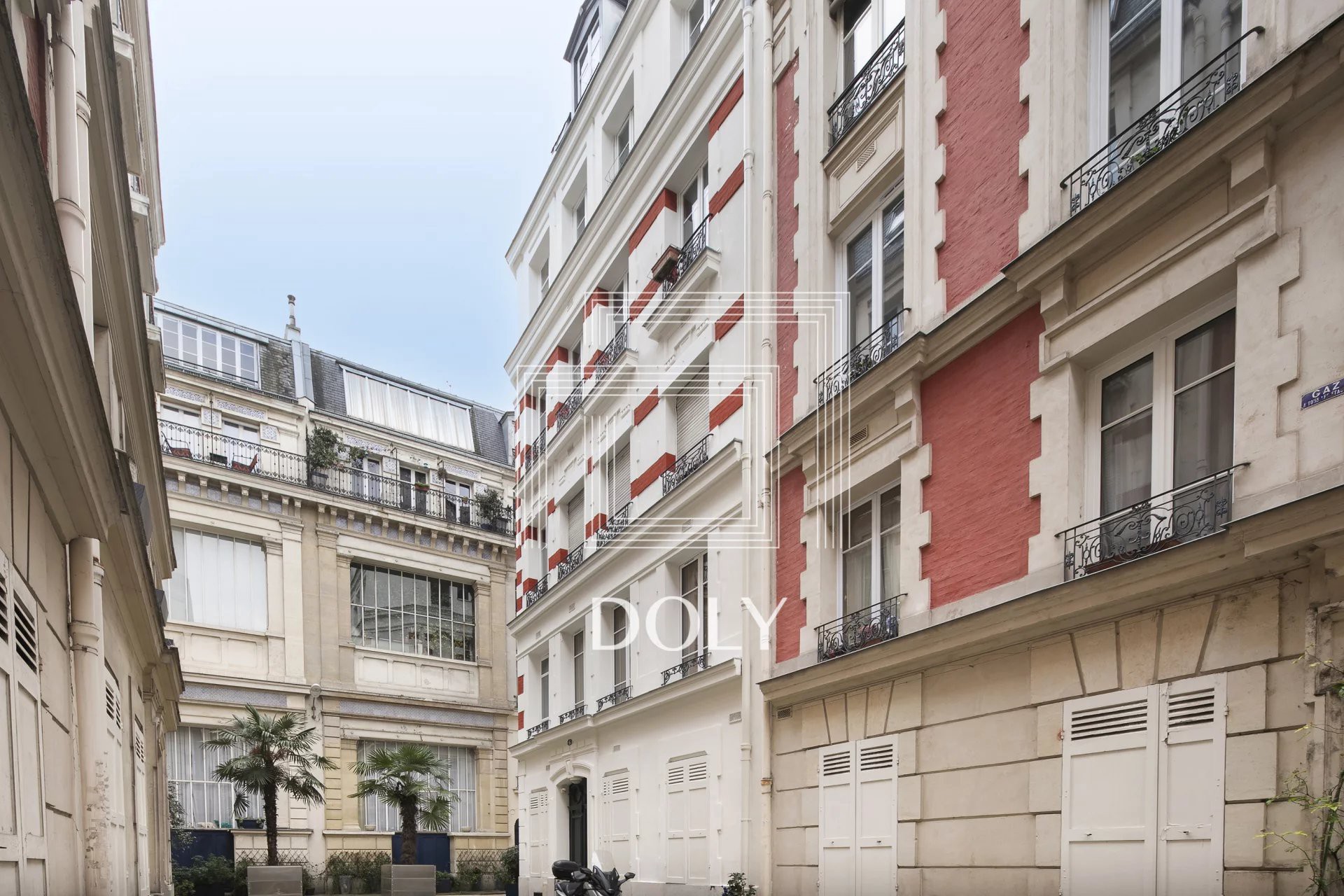 Élégant appartement deux pièces à vendre - Villa Michelangelo, Paris 16e - L'image montre l'extérieur de l'appartement deux pièces, mettant en valeur son architecture traditionnelle et son balcon.