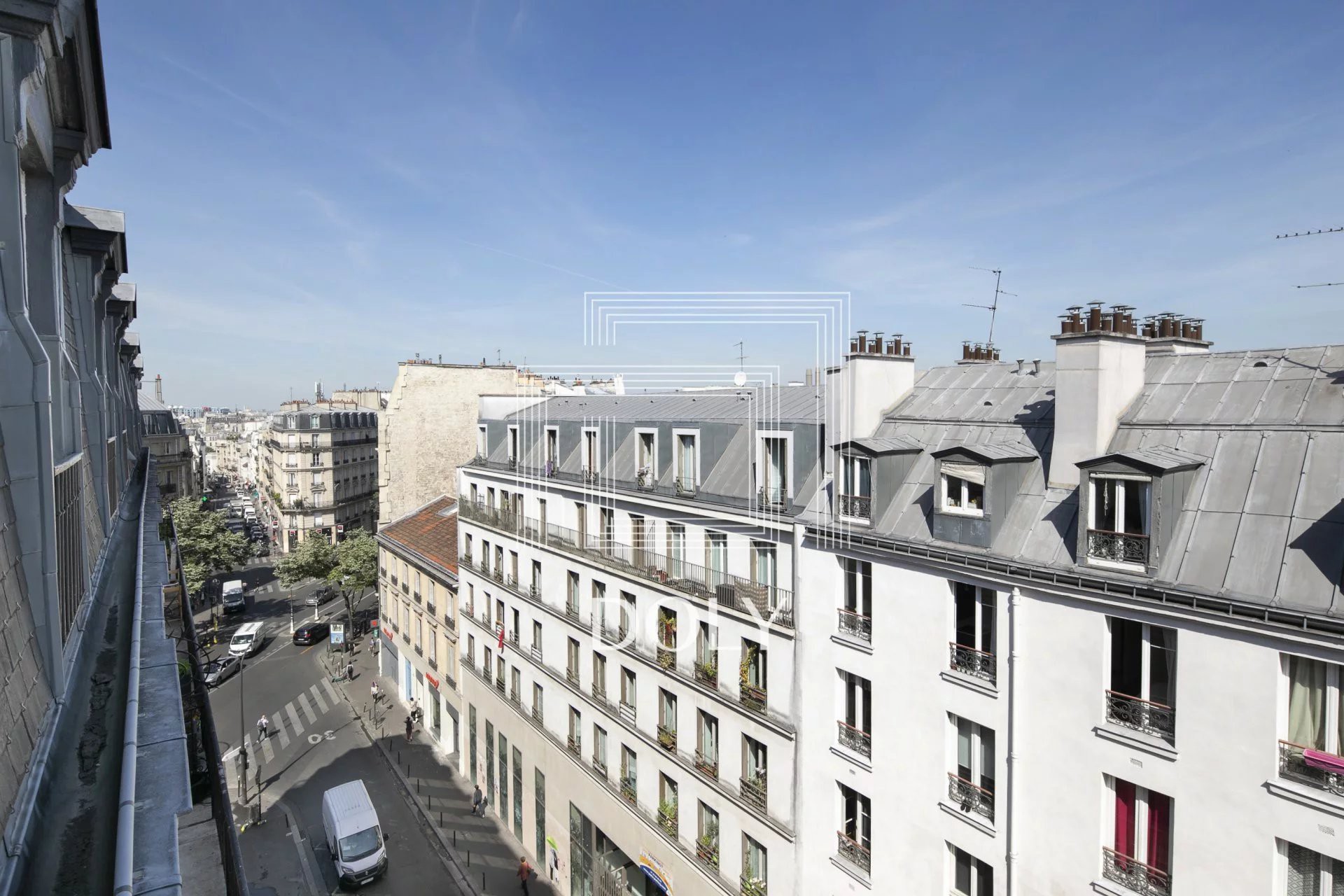 Appartement 2 pièces de 32 m² - Vue depuis la fenêtre, offrant un magnifique panorama sur le style haussmannien des immeubles environnants.